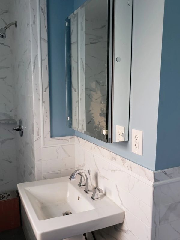 bathroom with design on tiles