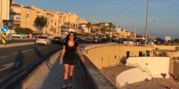 marchant au bord de la plage apres 4 semaines intensives de physio.
