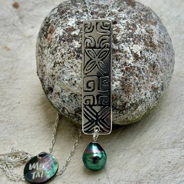 Tahitian pearl pendant. Tahitian print