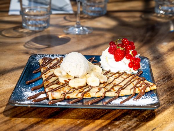 Crêpe au nutella et à la banane, boule de glace artisanale et fruits frais au restaurant Evasion