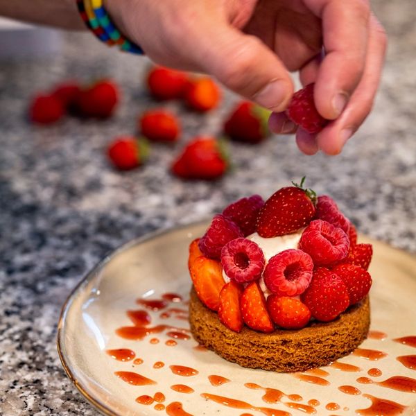 Notre chef patissier prépare tous les jours les desserts avec des produits frais et de saison