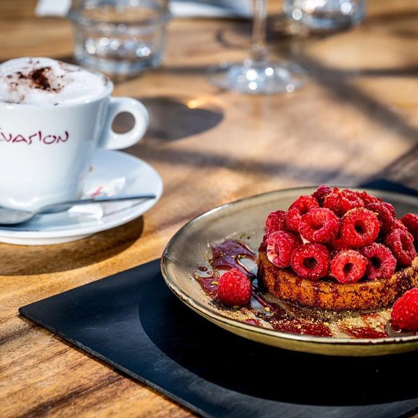 Tarte aux framboises du pays, capuccino au restaurant Evasion Cap 3000