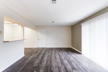 Living space at Crown Pointe apartments in Georgetown, Kentucky