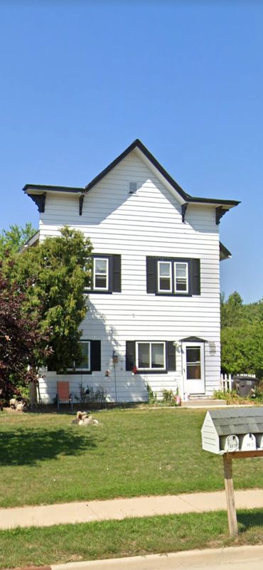 AVAILABLE: 5/1/24
2BR Large Lower unit
Completely remodeled, new appliances
Pet friendly