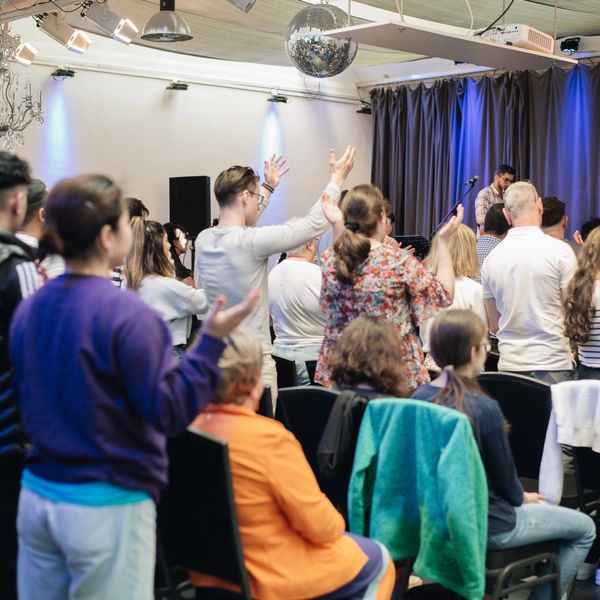 Menschen lobpreisen in einer Freikirche