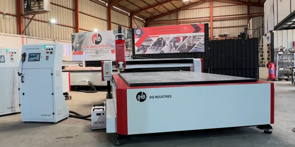 Machine industrielle moderne dans un atelier.