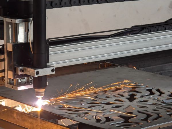 Plasma cortando metal