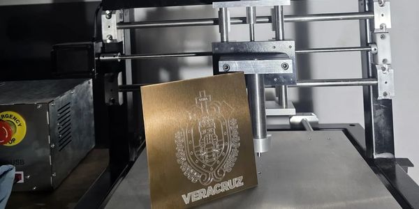 Máquina CNC versátil y compacta, punta diamante, ideal para emprendedores