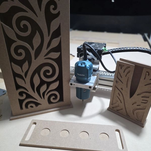 Router trabajando sobre madera y MDF con motor Makita