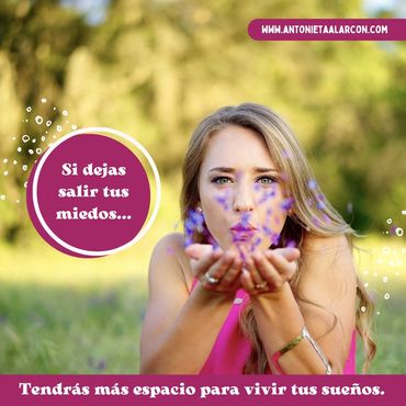 Mujer alegre en un área natural inspira a soltar los miedos.