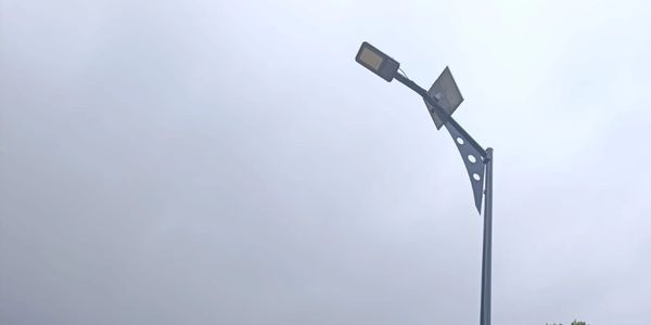 Farola solar en un día nublado.