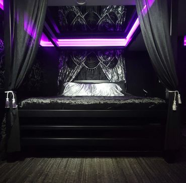 Dungeon Bed with Mirrors