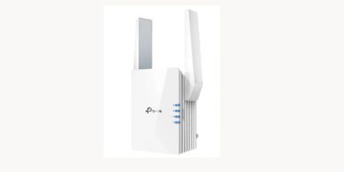 White WiFi range extender with antennas.