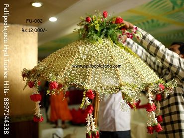 Pellipoolajada_FLoralUmbrella_Vizag: Floral netted umbrella with rose floral bunches on top