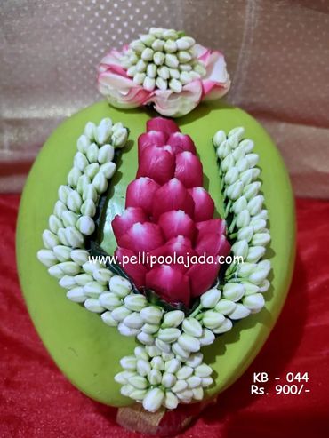 Pellipoolajada_KobbariBondam_Bangalore: KobbariBondam design with mallepoovu and rose petals