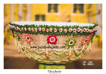 Pellipoolajada_Pellibutta_Warangal: Pellibutta made with floral tasseles and green leaves 