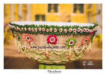 Pellipoolajada_Pellibutta_Warangal: Pellibutta made with floral tasseles and green leaves 