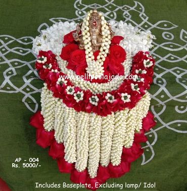 Pellipoolajada_AarthiPlateDecor_Hyderabad:Aarthi Plate decor with rose petals and mallepoovu strands