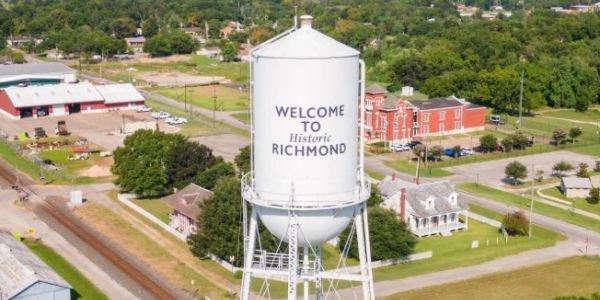 Water tower welcoming to historic Richmond.