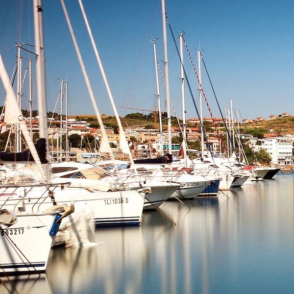 Barche al sicuro con la gestione nautica. Porto turistico gremito di barche a vela e a motore.