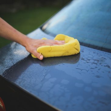 Drying the car with Micro Towel 