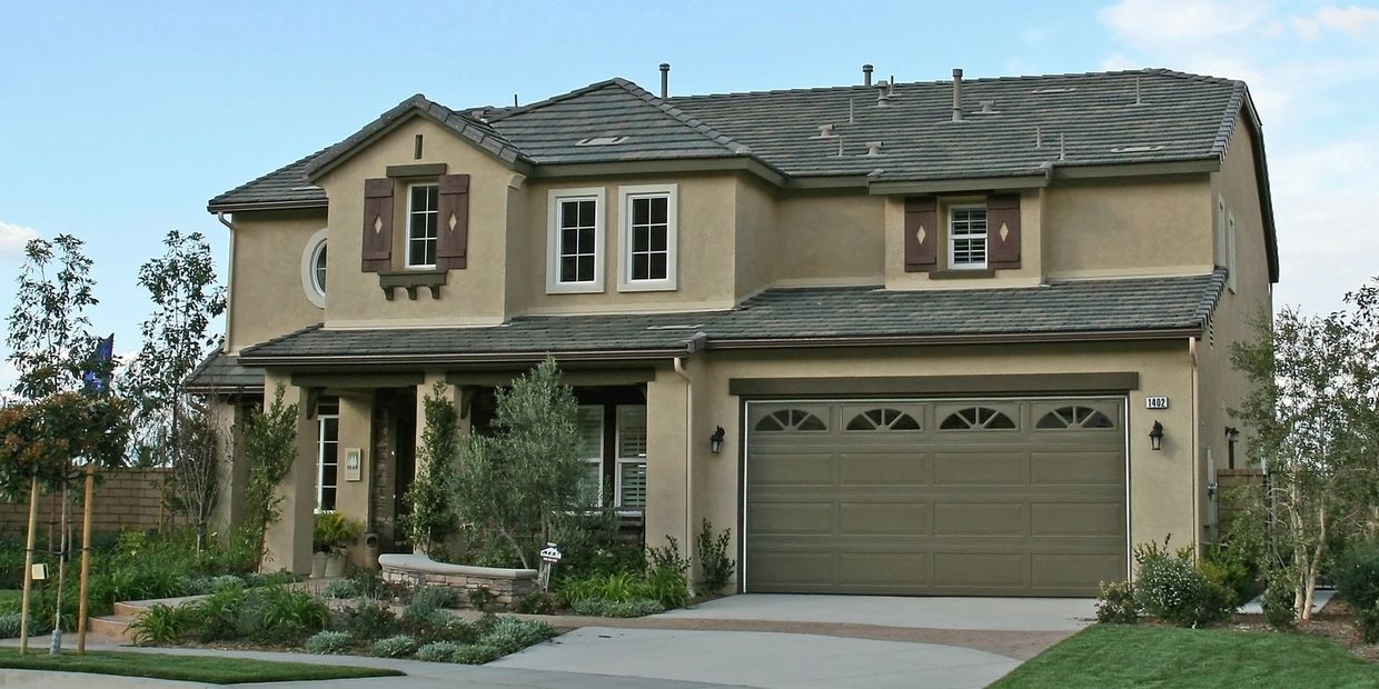 Picture of a single family 2 story home. Homeowners insurance quote section.