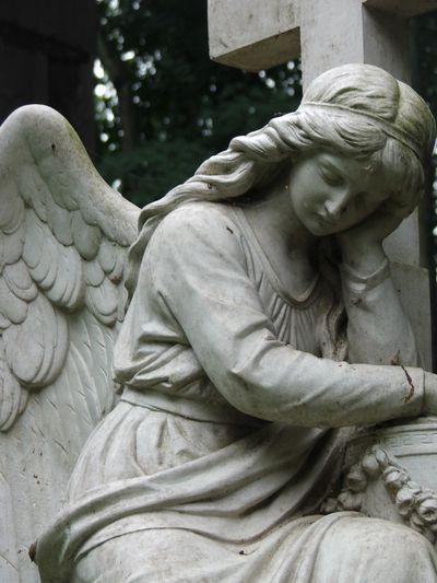 A picture of the statue of an angel 