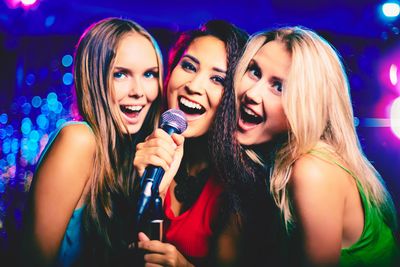 Chicas cantando en el escenario de Karaoke En-tono en Madrid
