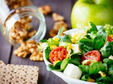 Leafy salad with walnuts and green apple