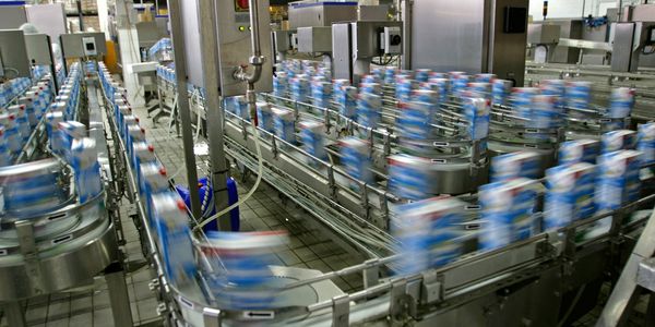 A food and beverage manufacturing conveyor in operation  