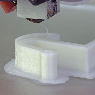 El proceso de impresin 3D es por extrusin capa por capa a un slo color En material PLA plstico rgido