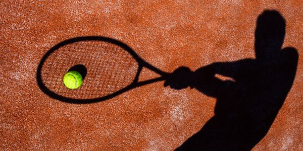 Schattenbild von einem Tennisspieler