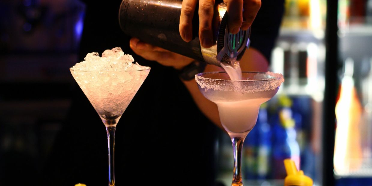Bartending School trains how to become a bartender