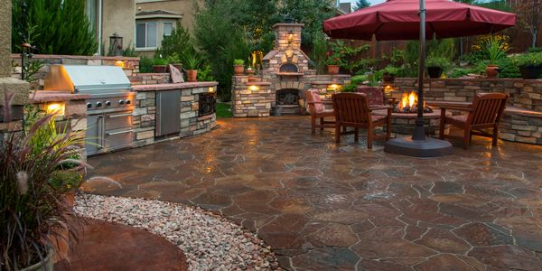 We build beautiful outdoor patios, outdoor kitchens, fire places, fire pits, pizza ovens, and more!