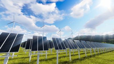 Produzione energia pulita, pannelli solari ed energia eolica