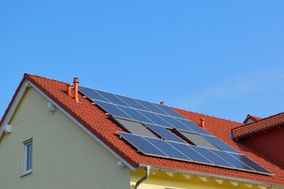 Abitazione con pannelli solari fotovoltaici