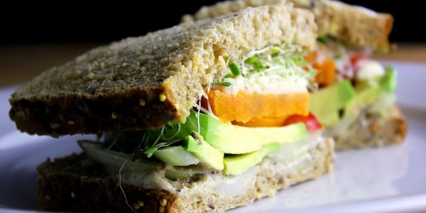 sandwich with tomato, alvacodo 