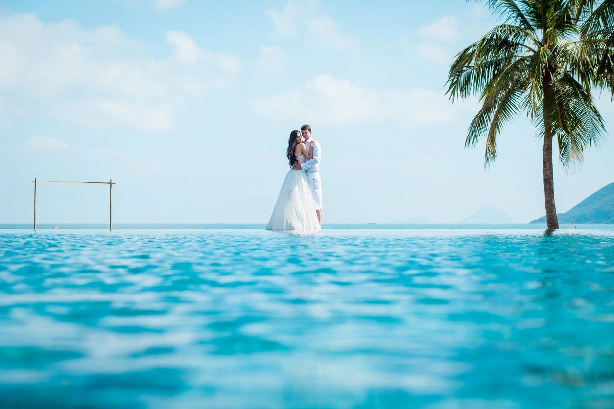 Destination wedding with dream wedding in Hawaii. The ultimate beach wedding venue