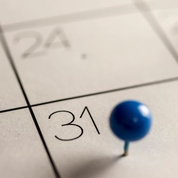 Blaue Nadel auf einem Kalender mit der Nummer 31.