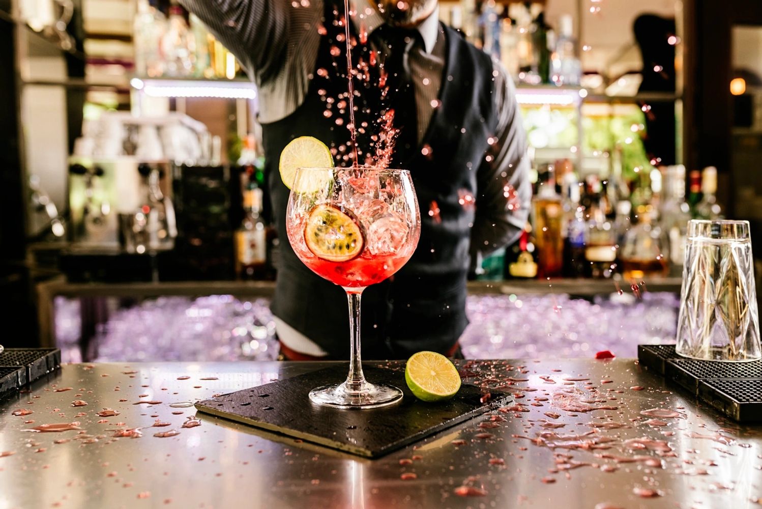 bartender com drink especial em primeiro plano