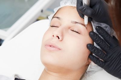model picture of a permanent makeup session.