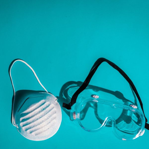 tapabocas y gafas como elementos de proteccion