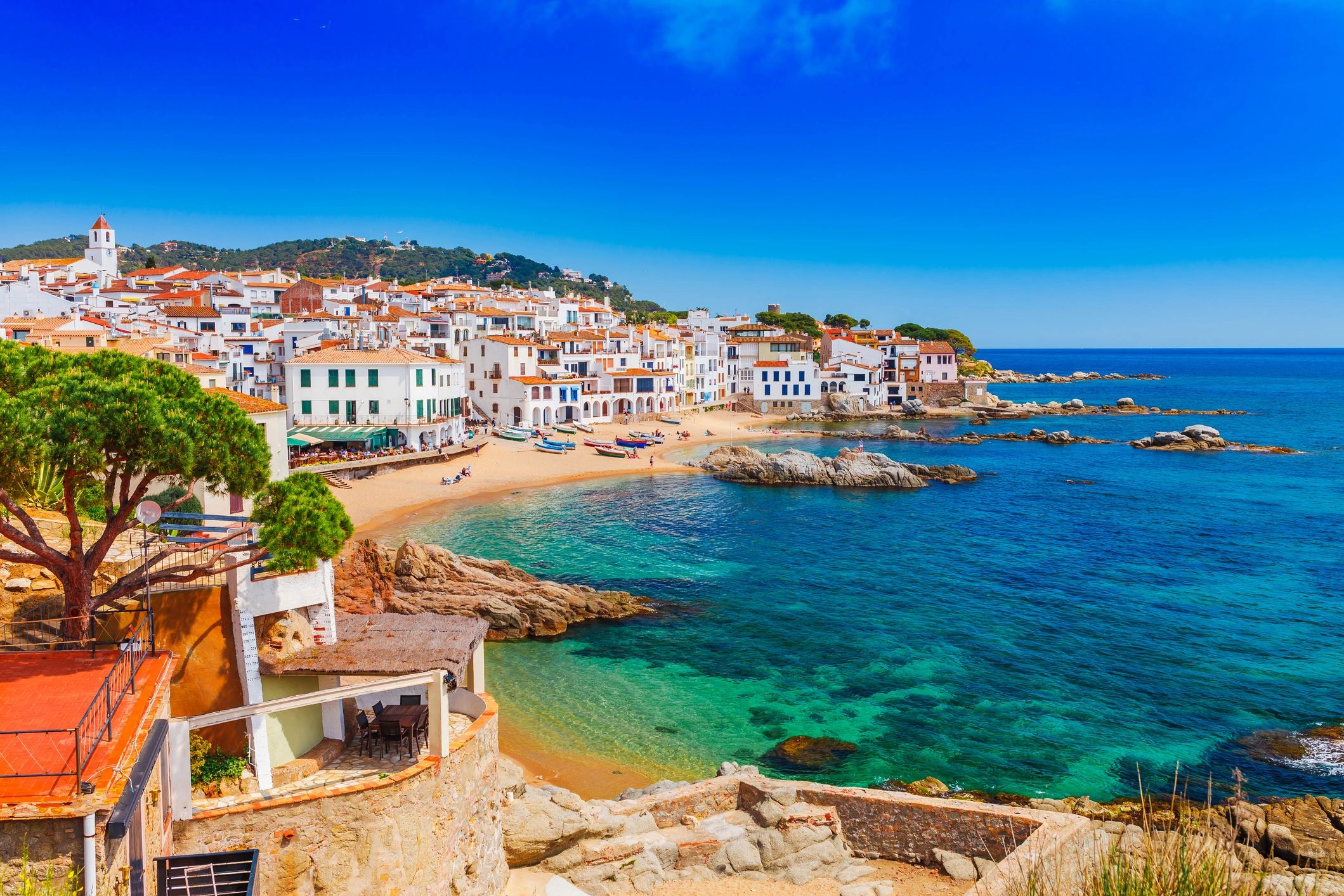 Create a travel itinerary for a vacation to Spain