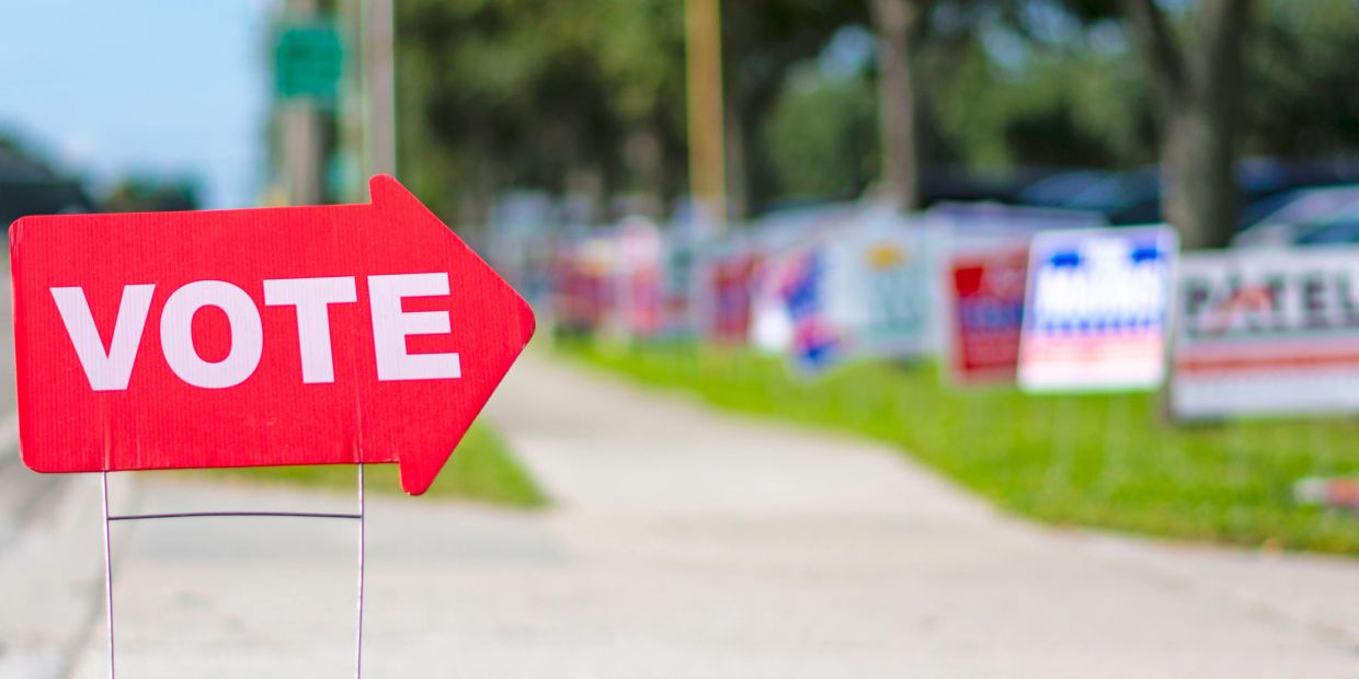 Red arrow-shaped vote sign pointing right.