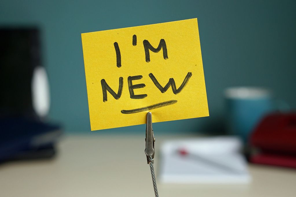 Notizzettel mit dem Text "I'M NEW" in einem Büro.