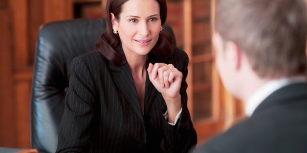 Mulher de negócios conversando com um homem em uma reunião.