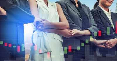 Equipo ejecutivo de empresas y corredores de seguros impulsando resultados en planes de salud 