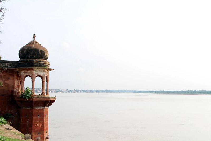 Translation: The scenery of Varanasi's ghats and the Ganges. Taken in India, August 2018.