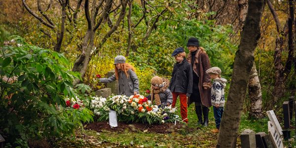 Natuurlijke begraafplaats met mooie bloemen  waar met het natuurlijke resultaat nl waardevolle aarde een natuurlijke begrafenis wordt uitgevoerd en het lichaam kan heraarden of humusatie plaatsvindt