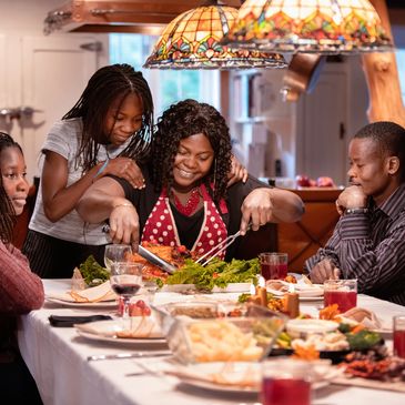 Cette image raconte un moment de célébration intime, chaleureux et authentique